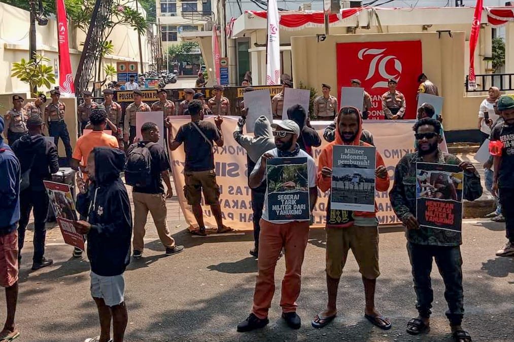 Memegang poster, mahasiswa Papua menggelar demontrasi di Kantor Komnas HAM Pusat, Senin (26/8/2024). (Foto: Istimewa)