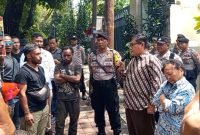 Wakil Ketua Bidang Eksternal Komnas HAM, Abdul Haris Semendawai, dan Komisioner Pengaduan Komnas HAM, Hari Kurniawan, menemui massa aksi mahasiswa Papua di depan Kantor Komnas HAM Pusat, Jakarta, Senin (26/8/2024). (Foto: Istimewa)