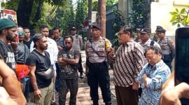 Wakil Ketua Bidang Eksternal Komnas HAM, Abdul Haris Semendawai, dan Komisioner Pengaduan Komnas HAM, Hari Kurniawan, menemui massa aksi mahasiswa Papua di depan Kantor Komnas HAM Pusat, Jakarta, Senin (26/8/2024). (Foto: Istimewa)
