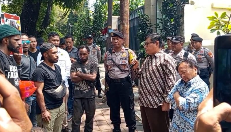 Wakil Ketua Bidang Eksternal Komnas HAM, Abdul Haris Semendawai, dan Komisioner Pengaduan Komnas HAM, Hari Kurniawan, menemui massa aksi mahasiswa Papua di depan Kantor Komnas HAM Pusat, Jakarta, Senin (26/8/2024). (Foto: Istimewa)