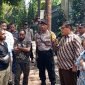 Wakil Ketua Bidang Eksternal Komnas HAM, Abdul Haris Semendawai, dan Komisioner Pengaduan Komnas HAM, Hari Kurniawan, menemui massa aksi mahasiswa Papua di depan Kantor Komnas HAM Pusat, Jakarta, Senin (26/8/2024). (Foto: Istimewa)