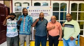 Para pendiri IAPPB-YPMAK saat berpose bersama di teras Sekretariat IAPPB-YPMAK. (Foto: Galeri Papua/Wahyu)