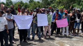 Massa saat menggelar aksi terkait pembukaan CPNS di depan Kantor BKPSDM Kabupaten Mimika, Selasa (27/8/2024). (Foto: Galeri Papua/Wahyu)