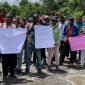 Massa saat menggelar aksi terkait pembukaan CPNS di depan Kantor BKPSDM Kabupaten Mimika, Selasa (27/8/2024). (Foto: Galeri Papua/Wahyu)
