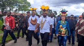 Namia Gwijangge dan Obed Gwijangge tiba di Kenyam, Kabupaten Nduga, Papua Pegunungan, Rabu (28/8/2024). (Foto: Galeri Papua/Endy Langobelen)