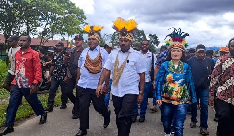 Namia Gwijangge dan Obed Gwijangge tiba di Kenyam, Kabupaten Nduga, Papua Pegunungan, Rabu (28/8/2024). (Foto: Galeri Papua/Endy Langobelen)