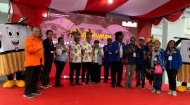 Paslon AIYE saat foto bersama di Kantor KPU Kabupaten Mimika. (Foto: Galeri Papua/Moh. Wahyu Welerubun)