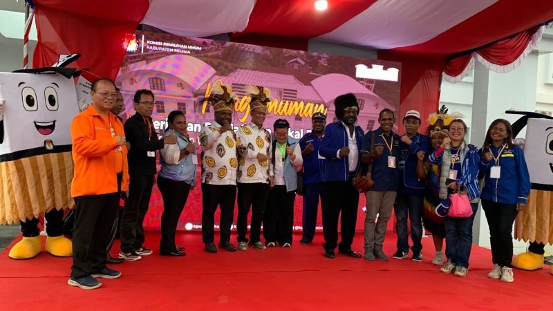 Paslon AIYE saat foto bersama di Kantor KPU Kabupaten Mimika. (Foto: Galeri Papua/Moh. Wahyu Welerubun)