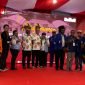 Paslon AIYE saat foto bersama di Kantor KPU Kabupaten Mimika. (Foto: Galeri Papua/Moh. Wahyu Welerubun)