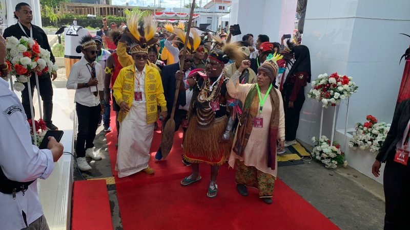 Pasangan Maximus Tipagau dan Peggi Patrisia Pattipi (MP3) saat tiba di Kantor KPU Kabupaten Mimika. (Foto: Galeri Papua/Wahyu)