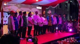 Paslon JOEL beserta pimpinan dan perwakilan partai pendukungnya saat konferensi pers di Kantor KPU Kabupaten Mimika, Kamis (29/8/2024). (Foto: Galeri Papua/Wahyu)