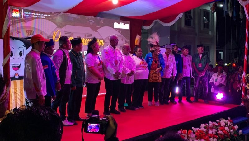 Paslon JOEL beserta pimpinan dan perwakilan partai pendukungnya saat konferensi pers di Kantor KPU Kabupaten Mimika, Kamis (29/8/2024). (Foto: Galeri Papua/Wahyu)