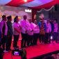 Paslon JOEL beserta pimpinan dan perwakilan partai pendukungnya saat konferensi pers di Kantor KPU Kabupaten Mimika, Kamis (29/8/2024). (Foto: Galeri Papua/Wahyu)
