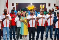 Foto bersama paslon Named dan Tim pemenangan beserta KPU Nduga usai pendafataran, Kamis (29/8/2024). (Foto: Galeri Papua/Endy Langobelen)