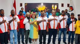 Foto bersama paslon Named dan Tim pemenangan beserta KPU Nduga usai pendafataran, Kamis (29/8/2024). (Foto: Galeri Papua/Endy Langobelen)