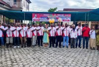 Foto bersama paslon Named dan Tim Pemenangan setelah pelaksanaan pengukuhan, Kamis (29/8/2024). (Foto: Galeri Papua/Endy Langobelen)