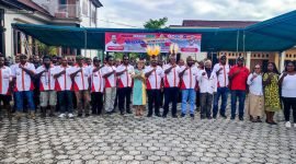 Foto bersama paslon Named dan Tim Pemenangan setelah pelaksanaan pengukuhan, Kamis (29/8/2024). (Foto: Galeri Papua/Endy Langobelen)