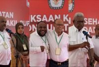 Para pasangan calon Bupati dan Wakil Bupati Mimika saat konferensi pers usai jalani pemeriksaan kesehatan hari pertama. (Foto: Galeri Papua/Moh. Wahyu Welerubun)