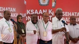 Para pasangan calon Bupati dan Wakil Bupati Mimika saat konferensi pers usai jalani pemeriksaan kesehatan hari pertama. (Foto: Galeri Papua/Moh. Wahyu Welerubun)