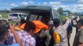 Jenazah pilot Glen Malcolm Conning, warga negara New Zealand, tiba di Bandara Mozes Kilangin Timika.  (Foto: Istimewa)