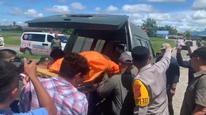 Jenazah pilot Glen Malcolm Conning, warga negara New Zealand, tiba di Bandara Mozes Kilangin Timika.  (Foto: Istimewa)