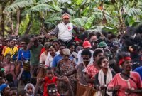 Calon Bupati Kabupaten Mimika Paslon nomor urut 2 Maximus Tipaga disambut oleh masyarakat suku Kamoro di Kampung Iwaka, Selasa (24/9/2024). Masyarakat di Kampung Iwaka secara resmi akan mendukung paslon nomor urut 2 Maximus-Peggi di Pilkada 2024 Kabupaten Mimika. (Foto: Istimewa/Kiki Budi Hartawan)