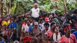 Calon Bupati Kabupaten Mimika Paslon nomor urut 2 Maximus Tipaga disambut oleh masyarakat suku Kamoro di Kampung Iwaka, Selasa (24/9/2024). Masyarakat di Kampung Iwaka secara resmi akan mendukung paslon nomor urut 2 Maximus-Peggi di Pilkada 2024 Kabupaten Mimika. (Foto: Istimewa/Kiki Budi Hartawan)