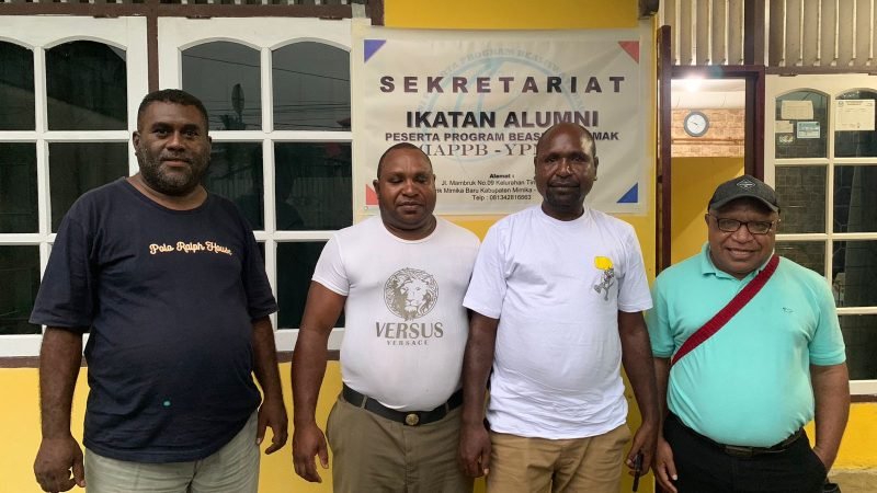 Jajaran pengurus Ikatan Alumni Peserta Program Beasiswa YPMAK (IAPPB-YPMAK). (Foto: Galeri Papua/Moh. Wahyu Welerubun)