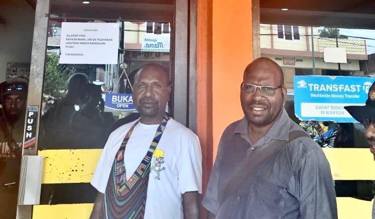 Joni Kobogau (kaos putih) didampingi seorang pria sedang berpose. (Foto: Galeri Papua/Wahyu)