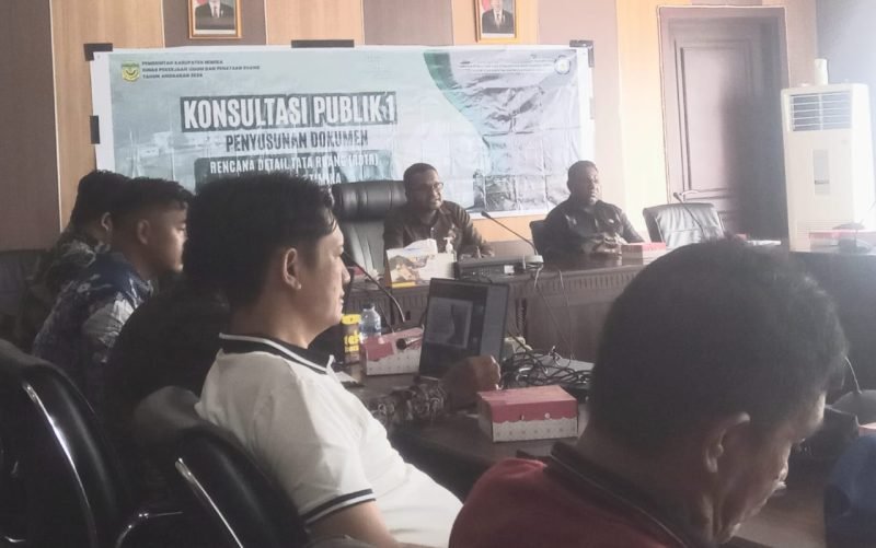 Asisten 1 Bidang Pemerintahan dan Kesejahteraan Rakyat Setda Mimika, Septinus Timang, saat memberikan arahan dalam konsultasi publik penyusunan dokumen rencana detail tata ruang (RDTR) perkotaan Timika. (Foto: Galeri Papua/Jefri Manehat)