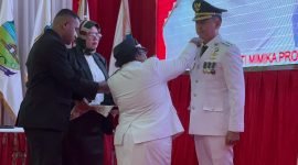 Pelantikan Penjabat (Pj) Bupati Mimika, Valentinus Sudarjanto Sumito, oleh Pj Gubernur Papua Tengah, Ribka Haluk. (Foto: Istimewa/Humas Pemprov Papua Tengah)