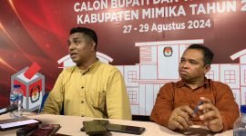 Koordiv Teknis KPU Mimika, Fransiskus Xaverius Ama Beby Bahi (kiri), dan Koordiv Hukum KPU Mimika, Hironimus Ladoangin Kia Ruma (kanan), saat ditemui di Lantai 2 Kantor KPU Kabupaten Mimika, Jumat (6/9/2024). (Foto: Galeri Papua/Wahyu)
