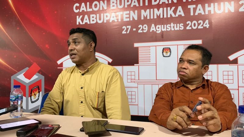 Koordiv Teknis KPU Mimika, Fransiskus Xaverius Ama Beby Bahi (kiri), dan Koordiv Hukum KPU Mimika, Hironimus Ladoangin Kia Ruma (kanan), saat ditemui di Lantai 2 Kantor KPU Kabupaten Mimika, Jumat (6/9/2024). (Foto: Galeri Papua/Wahyu)