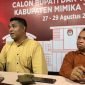 Koordiv Teknis KPU Mimika, Fransiskus Xaverius Ama Beby Bahi (kiri), dan Koordiv Hukum KPU Mimika, Hironimus Ladoangin Kia Ruma (kanan), saat ditemui di Lantai 2 Kantor KPU Kabupaten Mimika, Jumat (6/9/2024). (Foto: Galeri Papua/Wahyu)