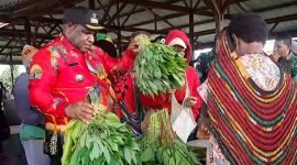 Penjabat (Pj) Bupati Nduga, Elai Giban, melakukan sidak harga barang dalam rangka mencegah terjadinya inflasi di Kabupaten Nduga. (Foto: Istimewa)