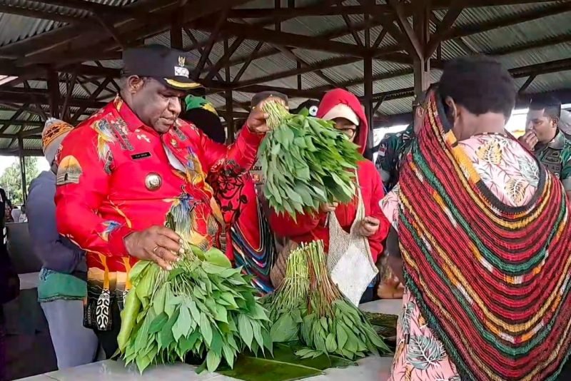 Penjabat (Pj) Bupati Nduga, Elai Giban, melakukan sidak harga barang dalam rangka mencegah terjadinya inflasi di Kabupaten Nduga. (Foto: Istimewa)