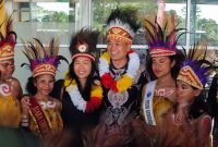 Penjabat Bupati Kabupaten Mimika, Valentinus Sudarjanto Sumito, dan sang istri foto bersama para penari di depan Ruang Kedatangan Bandara Mozes Kilangin, Timika, Papua Tengah, Minggu (6/9/2024). (Foto: Galeri Papua/Endy Langobelen)