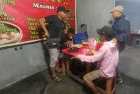 Pelaku yang diamankan saat sedang makan di salah satu rumah makan di Jalan Bougenvile. (Foto: Istimewa)