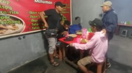 Pelaku yang diamankan saat sedang makan di salah satu rumah makan di Jalan Bougenvile. (Foto: Istimewa)