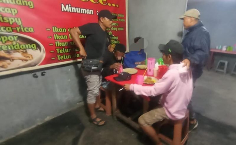 Pelaku yang diamankan saat sedang makan di salah satu rumah makan di Jalan Bougenvile. (Foto: Istimewa)