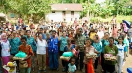 Foto bersama Pj. Ketua TP- PPK Kabupaten Mappi Ny. Stefanie Gomar, SH.MH dengan masyarakat. (Foto: Istimewa)