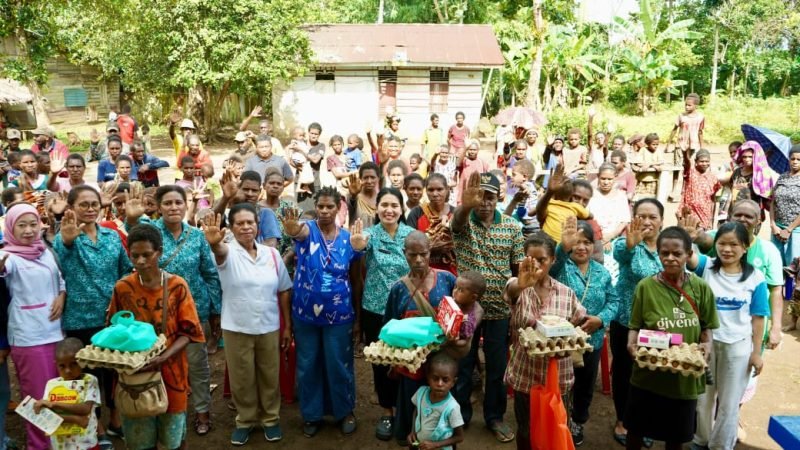 Foto bersama Pj. Ketua TP- PPK Kabupaten Mappi Ny. Stefanie Gomar, SH.MH dengan masyarakat. (Foto: Istimewa)
