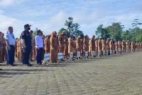 Apel gabungan dipimpin Penjabat Bupati Mimika, Valentinus Sudarjanto Sumito. (Foto: Galeri Papua/Endy Langobelen)