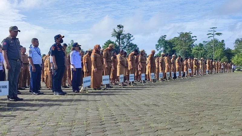 Apel gabungan dipimpin Penjabat Bupati Mimika, Valentinus Sudarjanto Sumito. (Foto: Galeri Papua/Endy Langobelen)