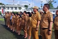 Barisan kepala Organisasi Perangkat Daerah saat apel pagi di pelataran Kantor Pusat Pemerintahan Kabupaten Mimika. (Foto: Galeri Papua/Endy Langobelen)