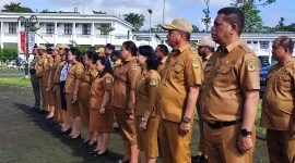 Barisan kepala Organisasi Perangkat Daerah saat apel pagi di pelataran Kantor Pusat Pemerintahan Kabupaten Mimika. (Foto: Galeri Papua/Endy Langobelen)