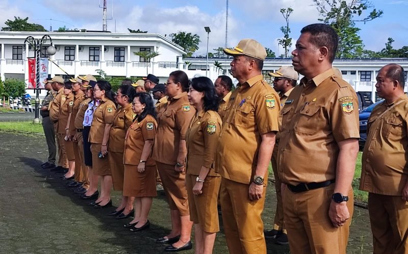 Barisan kepala Organisasi Perangkat Daerah saat apel pagi di pelataran Kantor Pusat Pemerintahan Kabupaten Mimika. (Foto: Galeri Papua/Endy Langobelen)