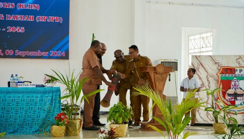 Penjabat Bupati Mappi, Dr. Michael R. Gomar S.STP.,M.Si membuka kegiatan Konsultasi Publik II. (Foto: Istimewa)