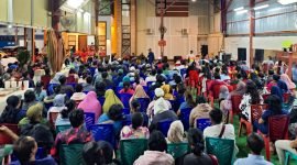 Relawan Wanita Muslim Timika, Relawan Kurnia Jaya Karya, dan Relawan Nusantara hadir di kediaman bakal calon Wakil Bupati Mimika Yusuf Rombe, Jalan C. Heatubun, Sabtu (7/9/2024). (Foto: Istimewa/Tim AIYE)
