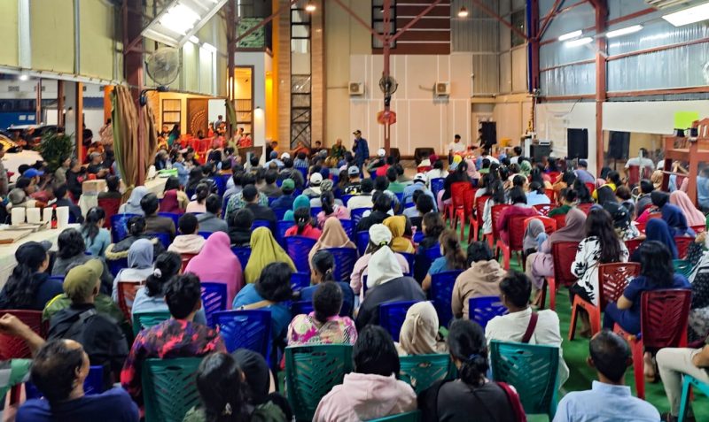 Relawan Wanita Muslim Timika, Relawan Kurnia Jaya Karya, dan Relawan Nusantara hadir di kediaman bakal calon Wakil Bupati Mimika Yusuf Rombe, Jalan C. Heatubun, Sabtu (7/9/2024). (Foto: Istimewa/Tim AIYE)